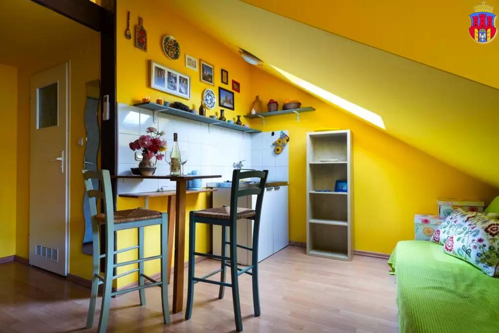 Live Like Locals: Market Square X Jewish District Krakow Room photo